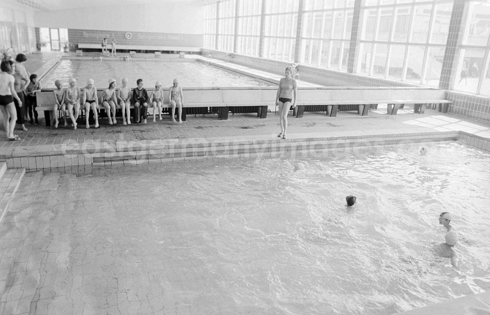 Berlin: Swimming lessons of the 3rd class in Allende Schwimm resound in Berlin, the former capital of the GDR, German democratic republic