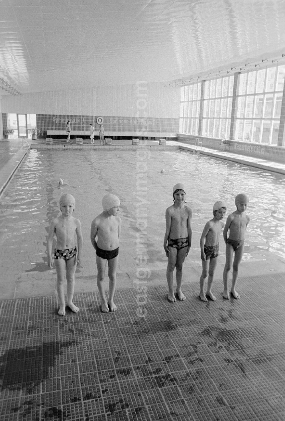 GDR image archive: Berlin - Swimming lessons of the 3rd class in Allende Schwimm resound in Berlin, the former capital of the GDR, German democratic republic