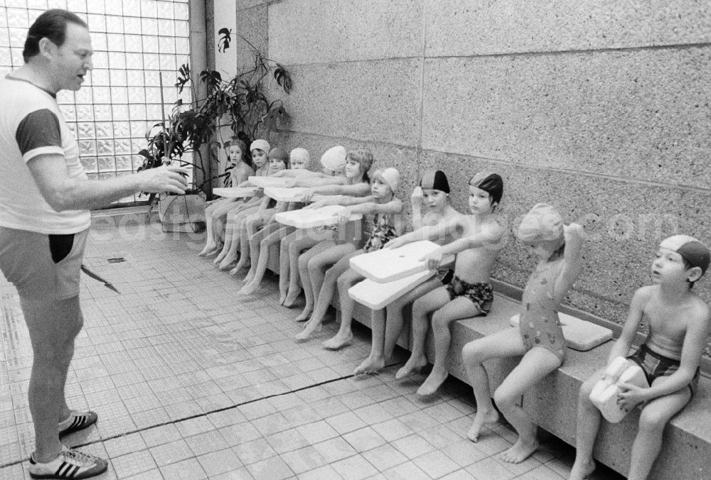 GDR image archive: Berlin - Swimming lessons of the class steps 2 and 3 in a swimming hall in Berlin, the former capital of the GDR, German democratic republic