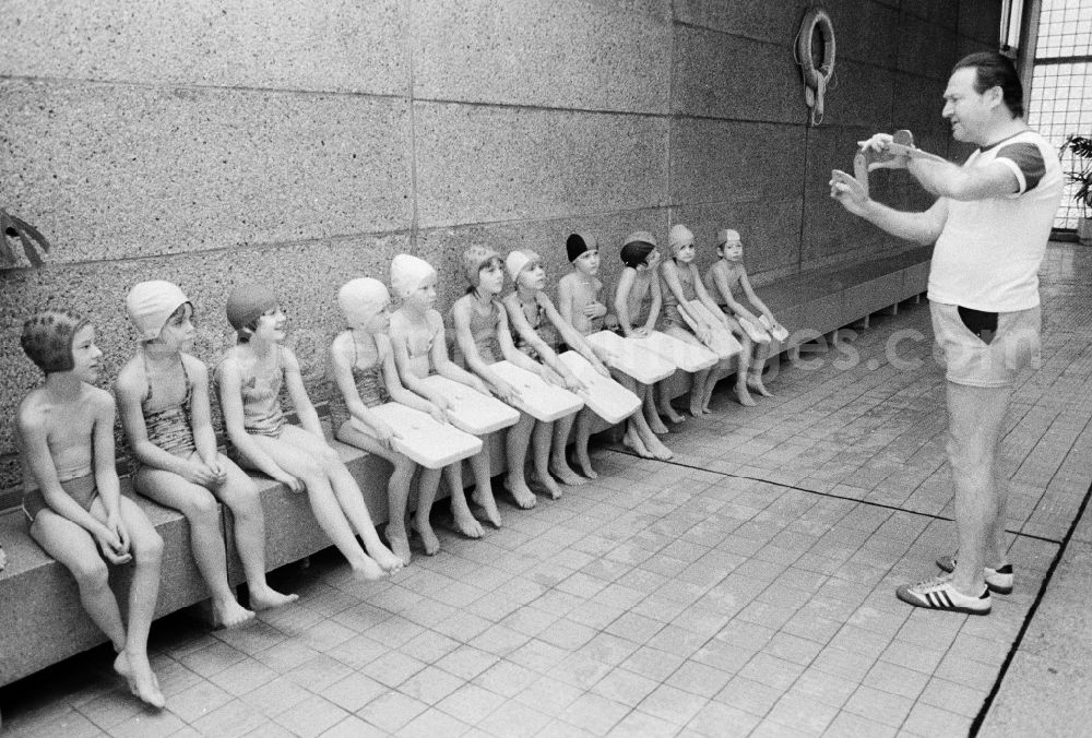 GDR photo archive: Berlin - Swimming lessons of the class steps 2 and 3 in a swimming hall in Berlin, the former capital of the GDR, German democratic republic