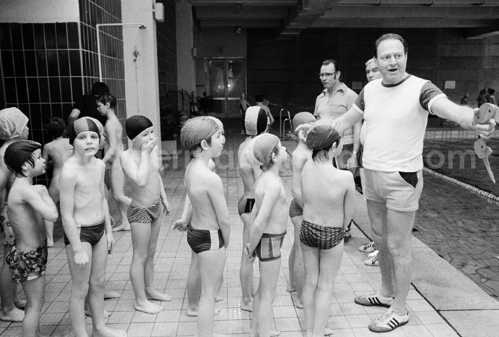 GDR picture archive: Berlin - Swimming lessons of the class steps 2 and 3 in a swimming hall in Berlin, the former capital of the GDR, German democratic republic
