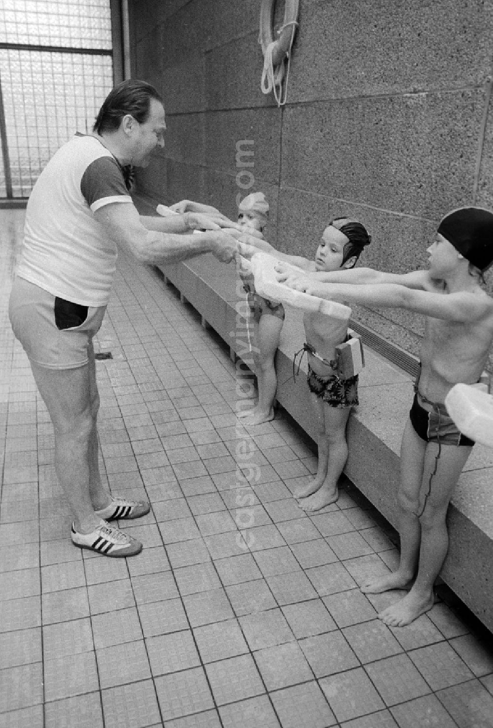 Berlin: Swimming lessons of the class steps 2 and 3 in a swimming hall in Berlin, the former capital of the GDR, German democratic republic