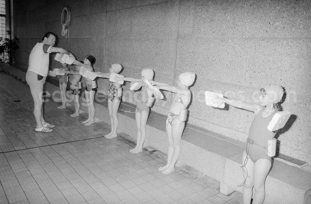 GDR image archive: Berlin - Swimming lessons of the class steps 2 and 3 in a swimming hall in Berlin, the former capital of the GDR, German democratic republic