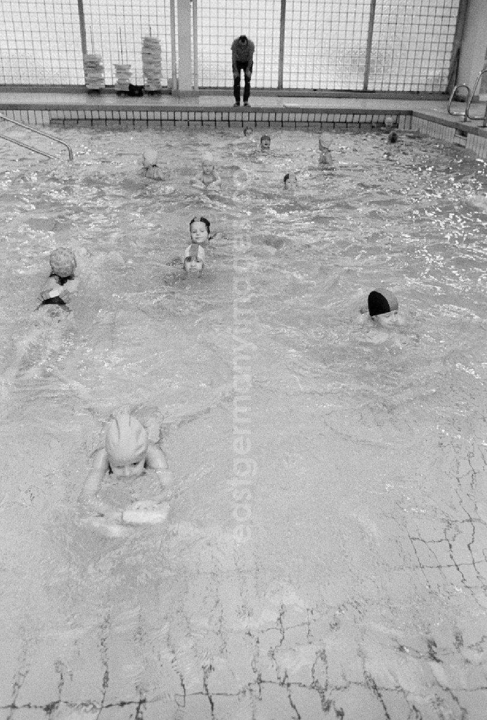 GDR photo archive: Berlin - Swimming lessons of the class steps 2 and 3 in a swimming hall in Berlin, the former capital of the GDR, German democratic republic