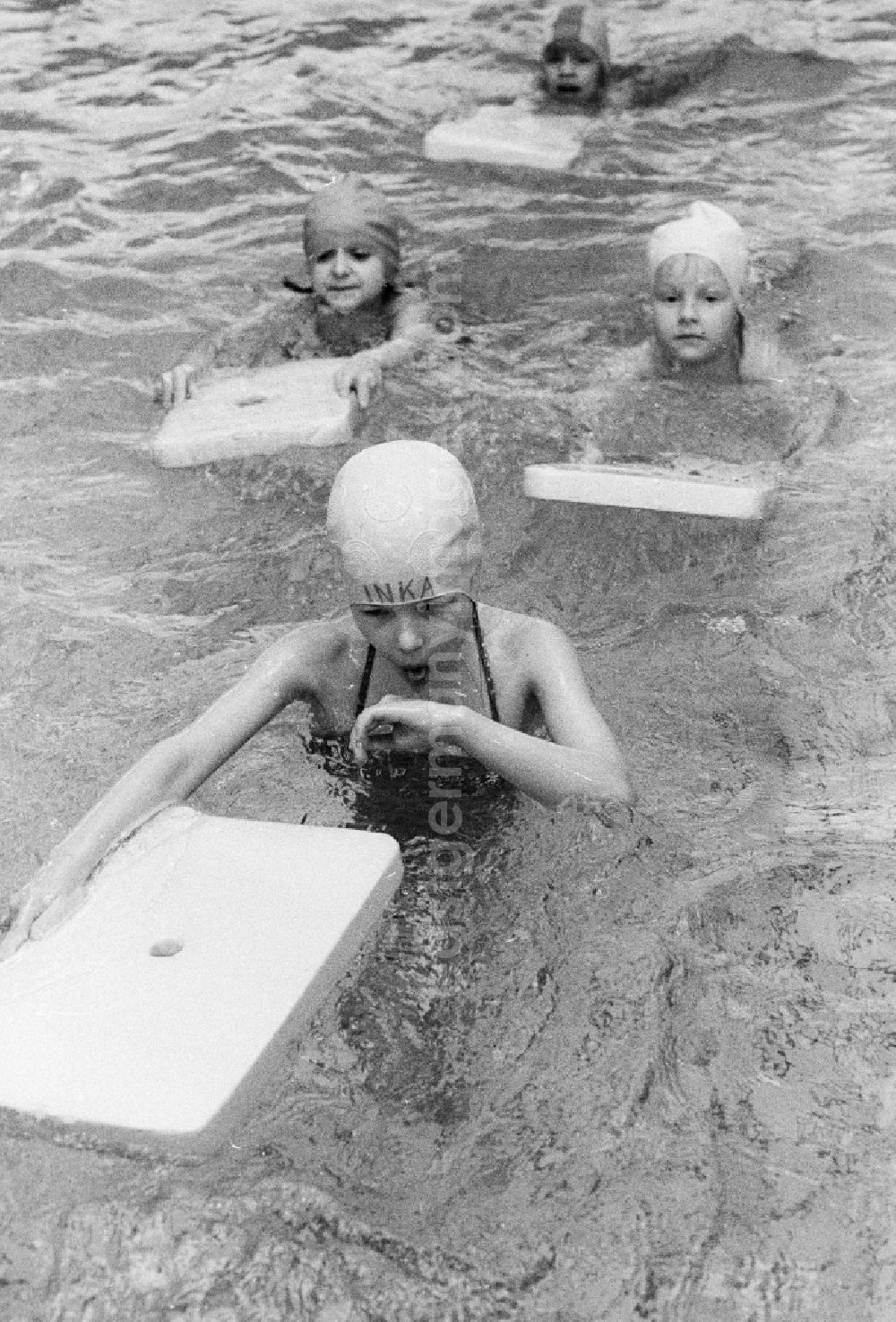 GDR picture archive: Berlin - Swimming lessons of the class steps 2 and 3 in a swimming hall in Berlin, the former capital of the GDR, German democratic republic