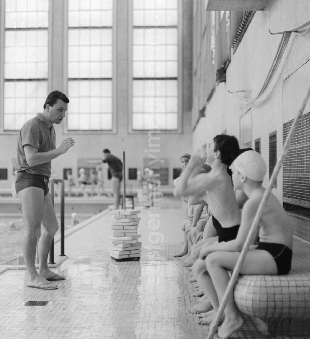 GDR picture archive: Berlin - Swimming lessons at municipal baths James Simon in Berlin, the former capital of the GDR, the German Democratic Republic. A swimming instructor explains the containment