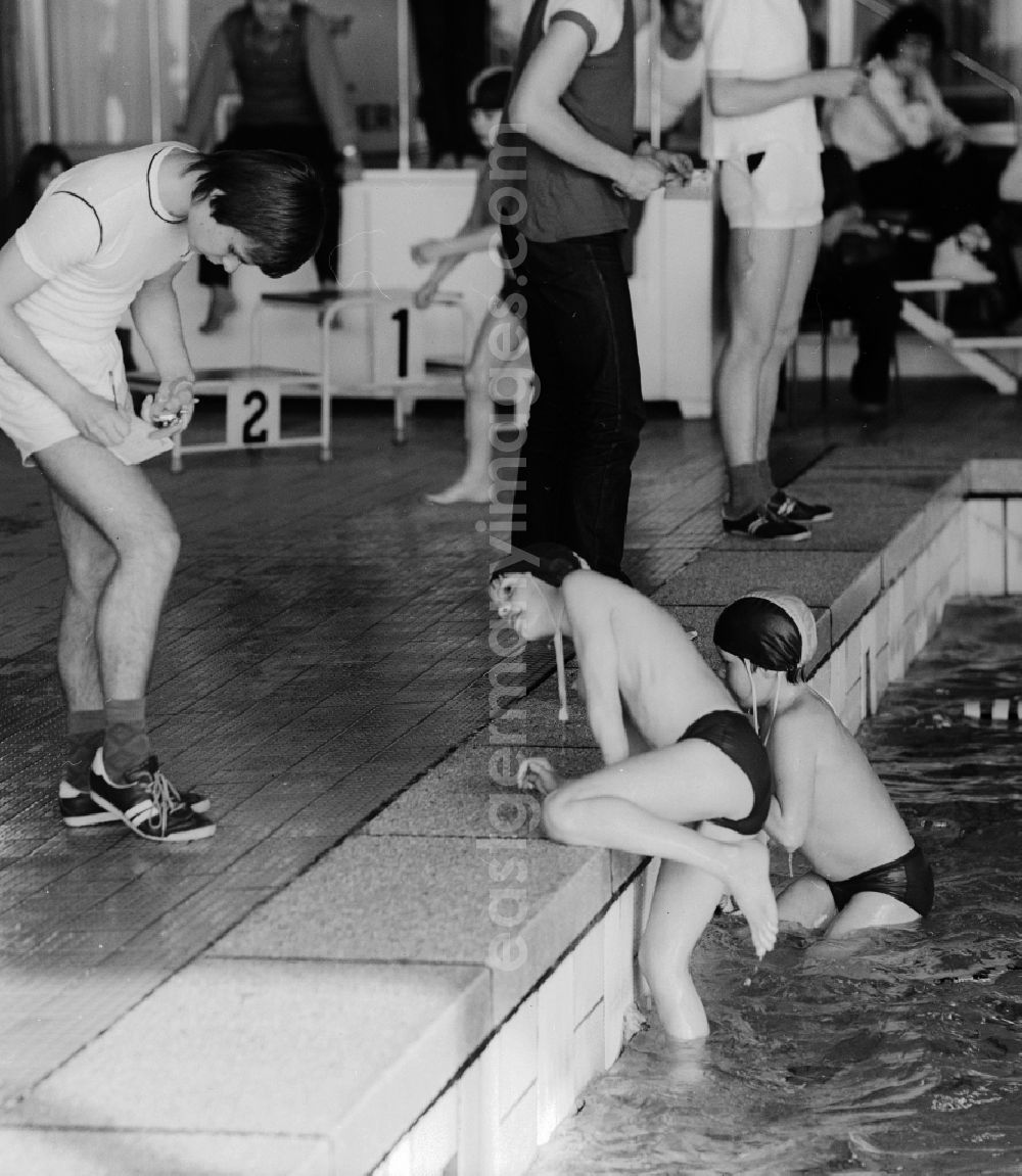 GDR photo archive: Berlin - Swimming competition in the indoor swimming pool in Berlin, the former capital of the GDR, German Democratic Republic