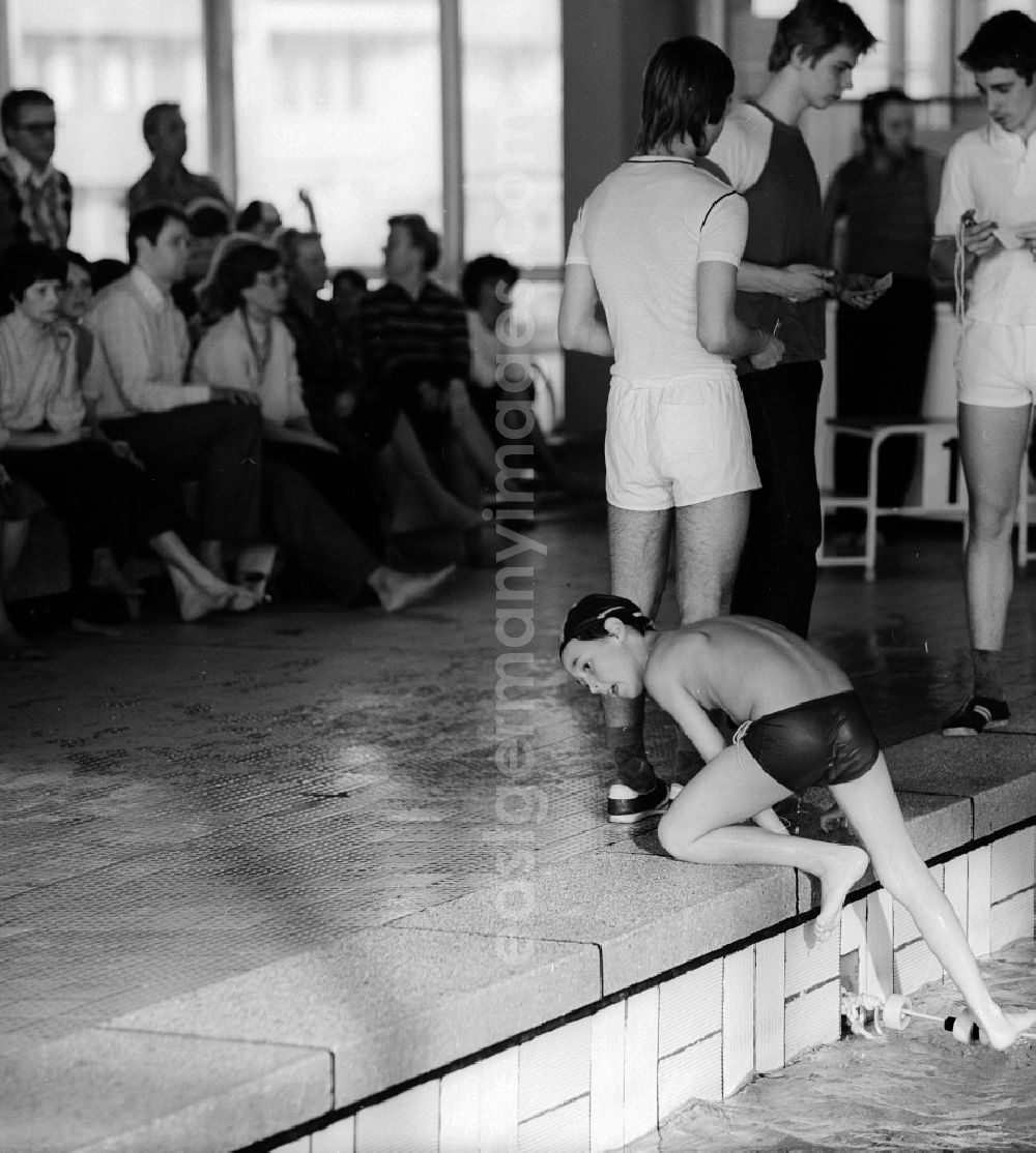 GDR picture archive: Berlin - Swimming competition in the indoor swimming pool in Berlin, the former capital of the GDR, German Democratic Republic