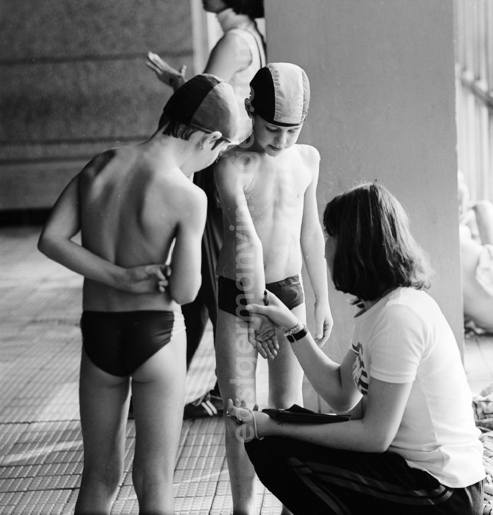 GDR image archive: Berlin - Swimming competition in the indoor swimming pool in Berlin, the former capital of the GDR, German Democratic Republic