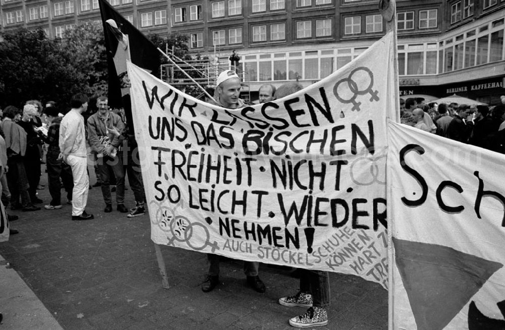 GDR image archive: - Schwulen- und Lesben-Demo Warschauer Straße und Alex Umschlagnummer: 75