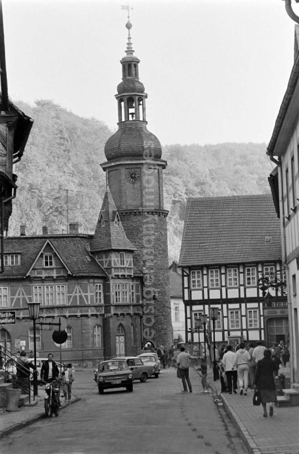 GDR image archive: Südharz - View along Rittergasse towards the market with the Seigerturm in Stolberg (Harz) in the southern Harz region in the federal state of Saxony-Anhalt in the territory of the former GDR, German Democratic Republic. Cars drive on the street, passers-by crowd the pavement