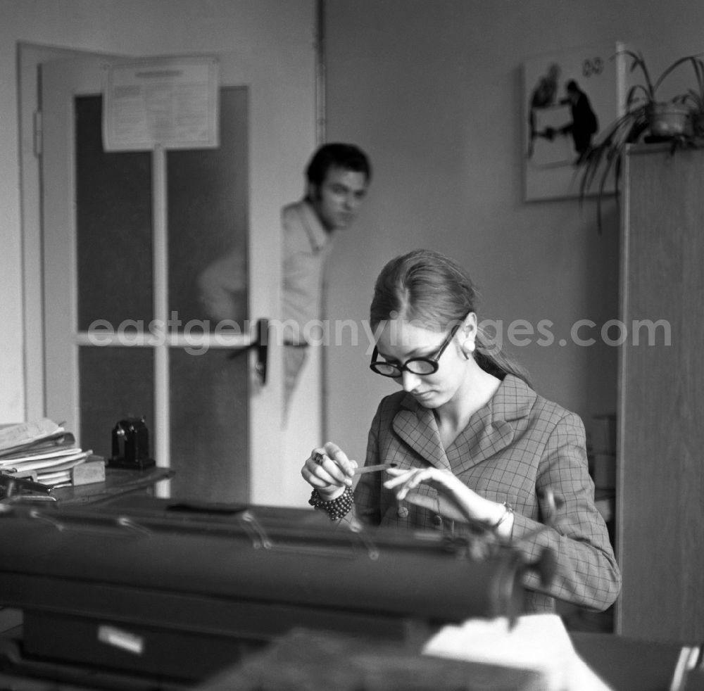 GDR picture archive: Berlin - A secretary is observed by a colleague while filing her fingernails in the office. Everyday office life in Berlin, the former capital of the GDR, German Democratic Republic