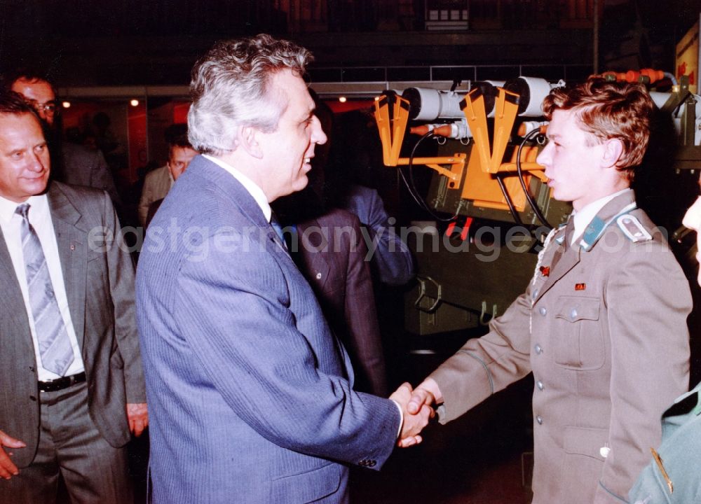 GDR photo archive: Leipzig - Secretary of the Central Committee of the SED Egon Krenz is greeted by a sergeant in the LSK / LV air forces of the NVA of the GDR to the Central Fair of the Masters of tomorrow ZMMM in Leipzig in Saxony