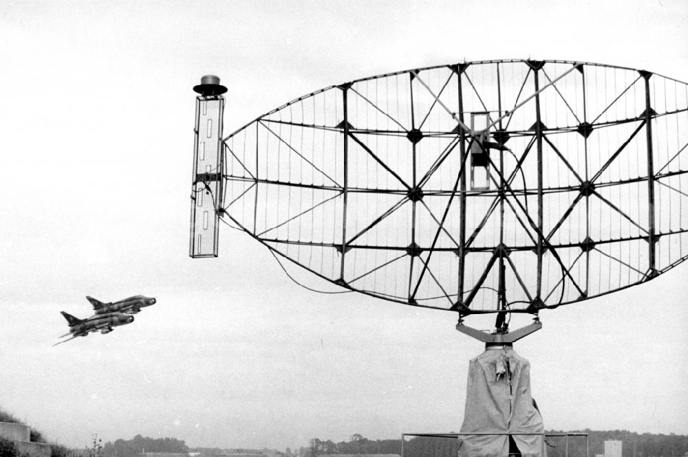GDR picture archive: Laage - Teaching demonstration of Secondary radar station P-19 equipment with a launching chain fighter-bomber Suchoi Su-22 in the National People's Army Department in Laage in the state Mecklenburg-Western Pomerania on the territory of the former GDR, German Democratic Republic