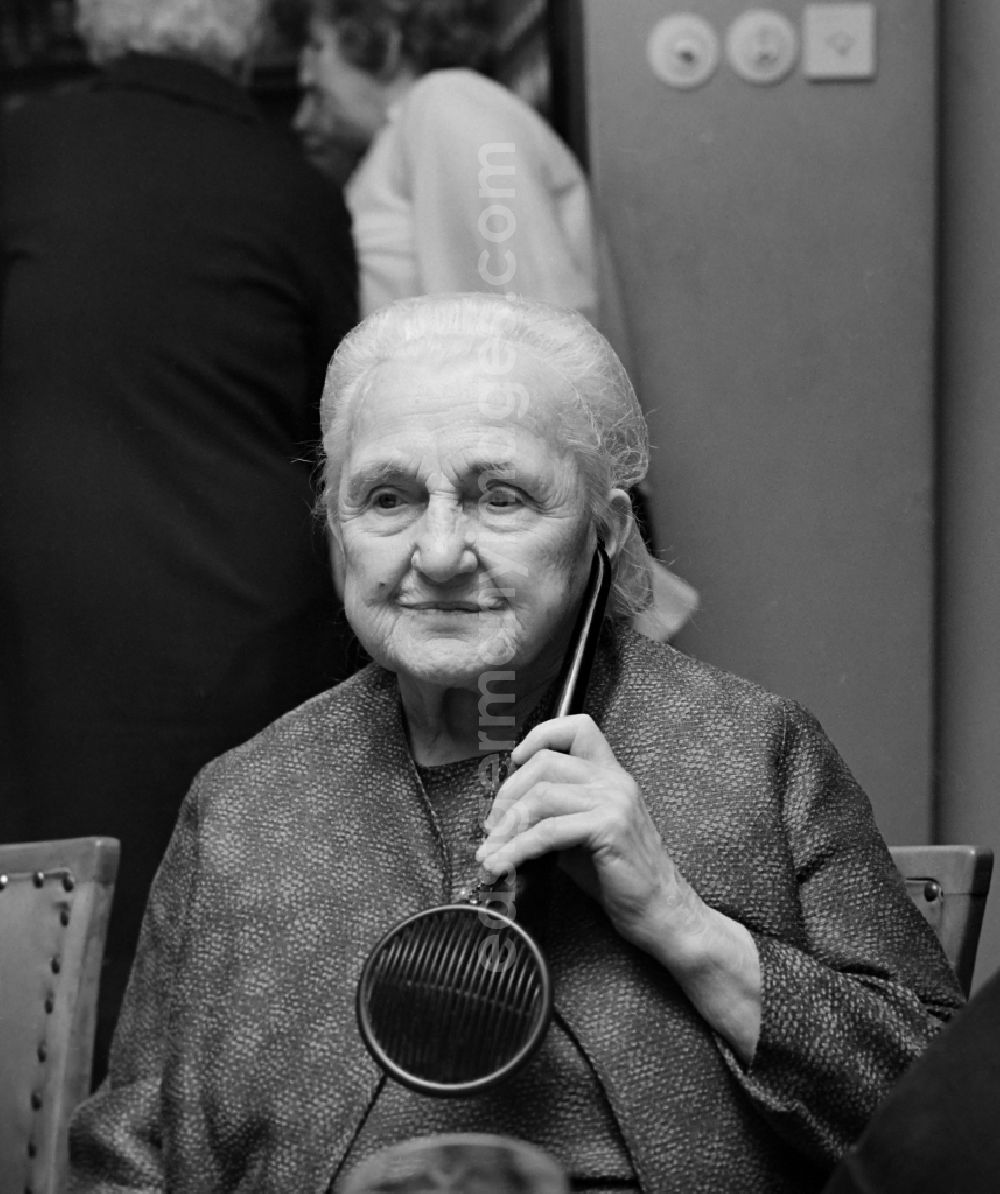 GDR photo archive: Leipzig - Senior citizen with an ear trumpet in a restaurant in Leipzig in the federal state of Saxony on the territory of the former GDR, German Democratic Republic
