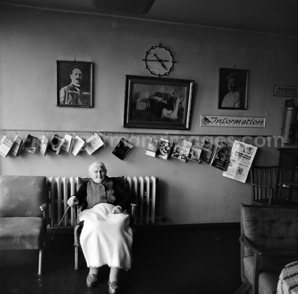 GDR photo archive: Leipzig - Senior citizens in the Andersen-Nexoe-Heim in Leipzig in the federal state of Saxony on the territory of the former GDR, German Democratic Republic
