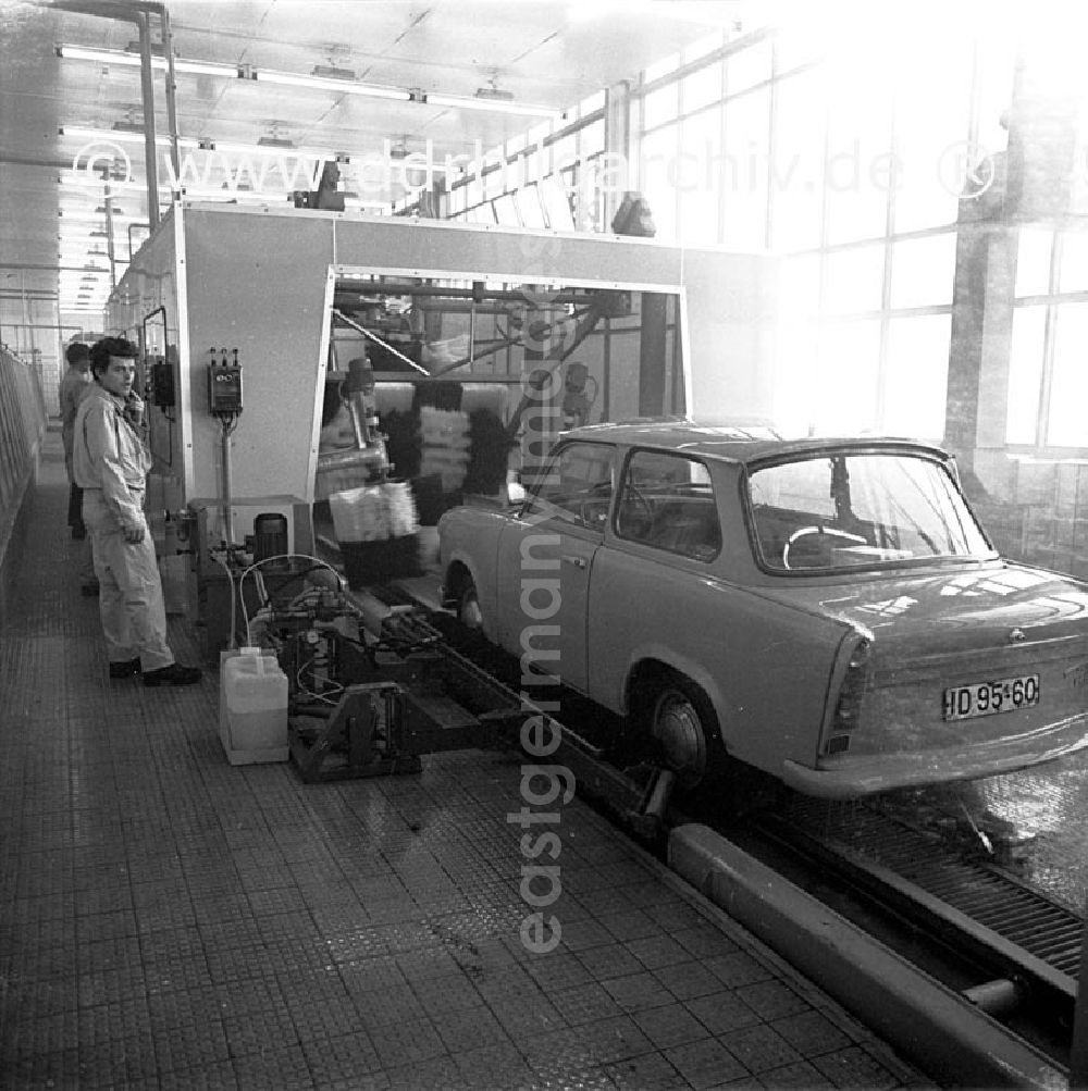 GDR picture archive: Berlin - September 1969 Berlin, Auto-Garage Waschbär.
