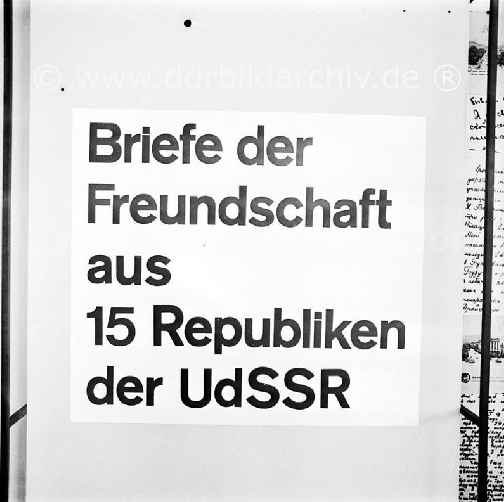 GDR image archive: Berlin - September 1969 Berlin, Auto-Garage Waschbär, Ausstellung.