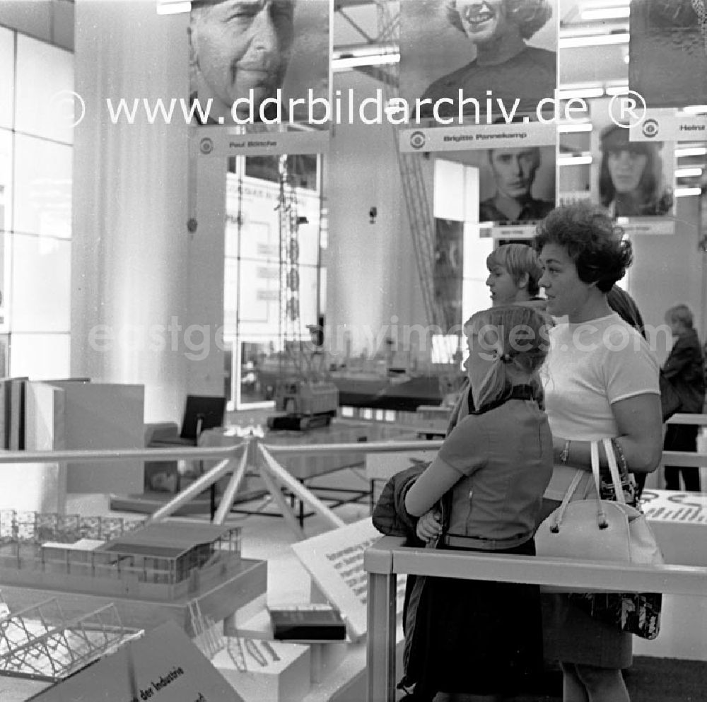 GDR picture archive: Berlin - September 1969 Berlin, Kämpfer- und Siegerausstellung in der Karl-Marx-Allee.