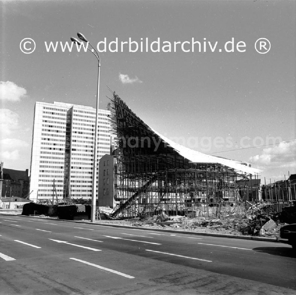 GDR picture archive: Berlin - September 1969 Berlin, Neue Gaststätte im Bau in der Gertraudenstraße.