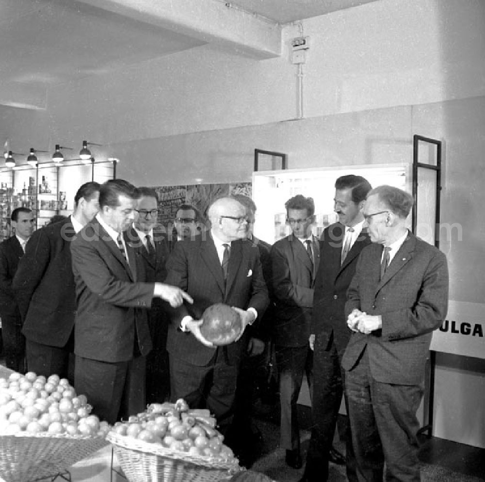 GDR picture archive: Leipzig - September 1964 Walter Ulbricht an der Deutschen Hochschule für Körperkultur und Sport (DHFK) in Leipzig