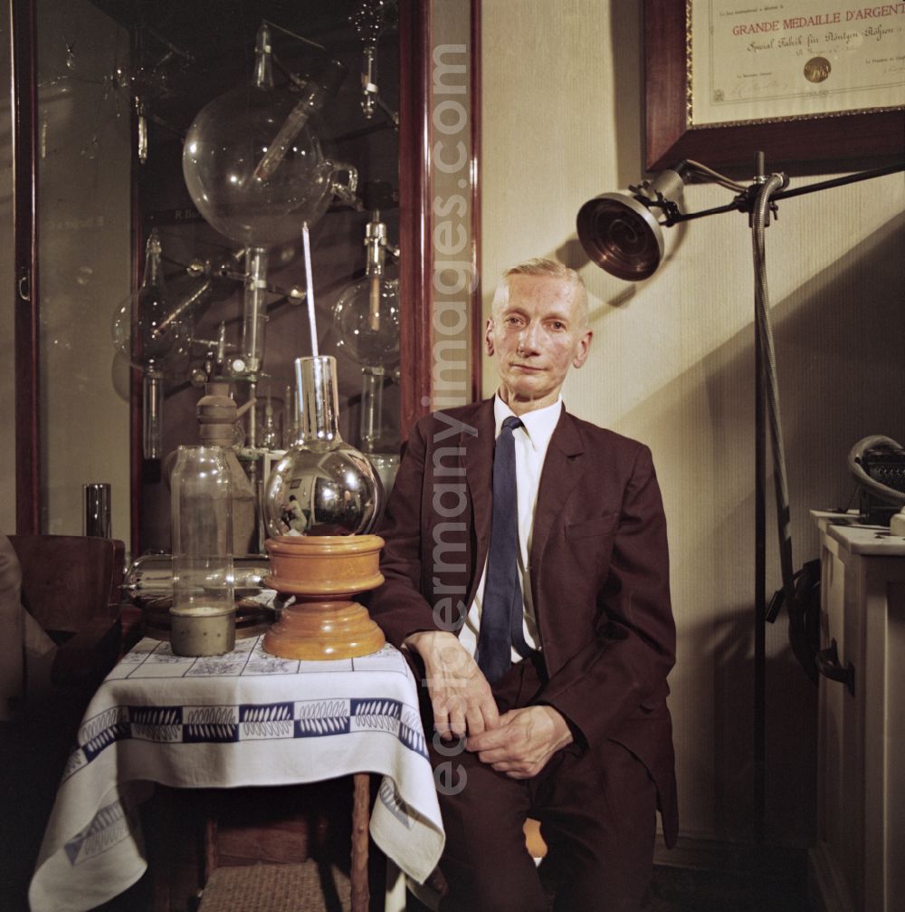 GDR picture archive: Berlin - Portrait of the sons of Reinhold Burger, the inventor and patentee of the thermos bottle in the district of Glashuette in the district Pankow in Berlin on the territory of the former GDR, German Democratic Republic