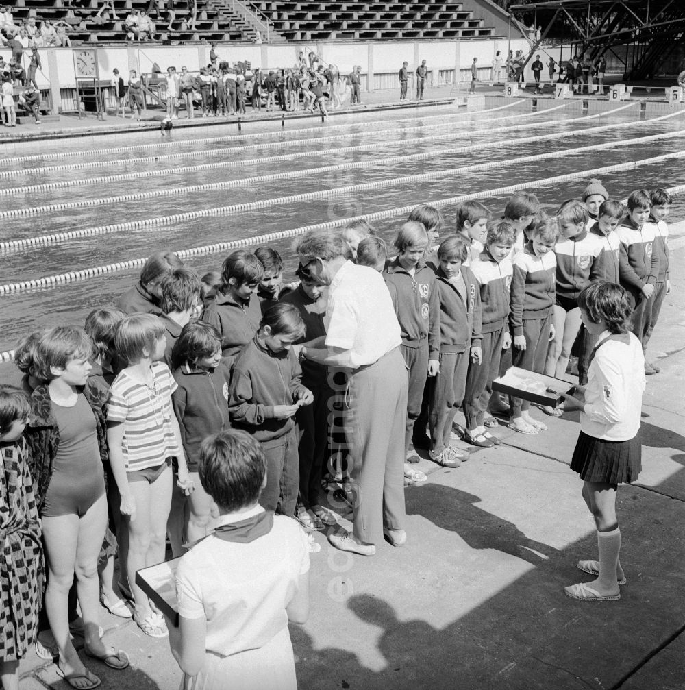 GDR photo archive: Berlin - Award ceremony after a swimming competition in the Friesenstadion in the Volkspark Friedrichshain in Berlin, the former capital of the GDR, German Democratic Republic