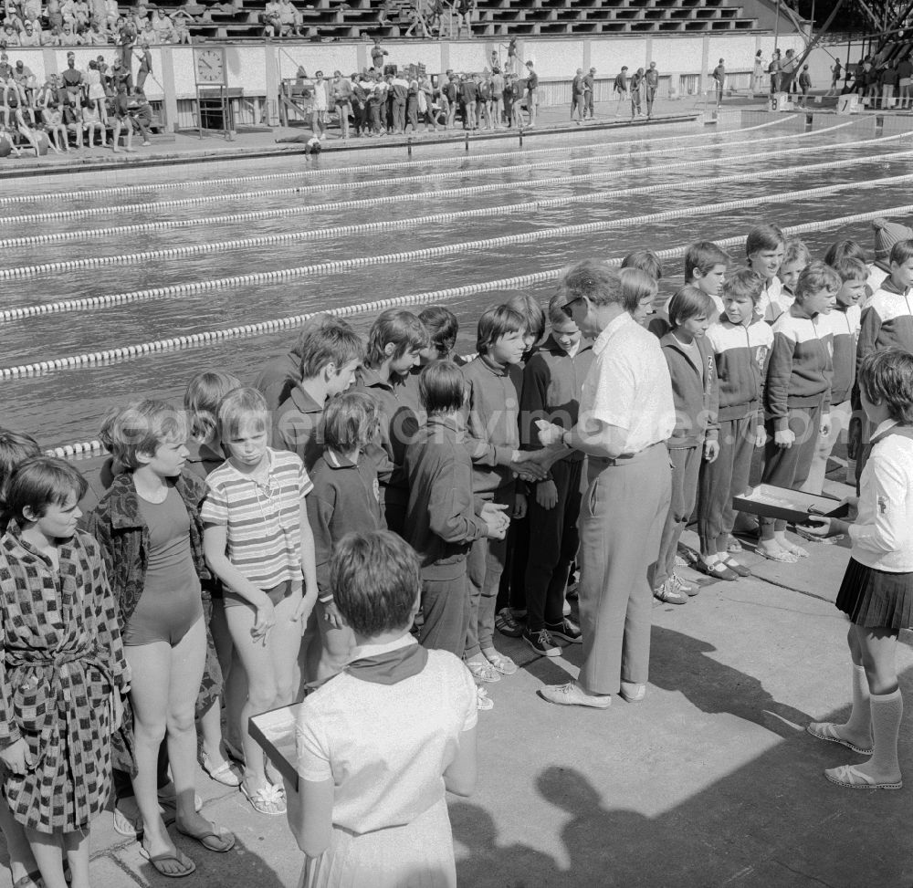 GDR picture archive: Berlin - Award ceremony after a swimming competition in the Friesenstadion in the Volkspark Friedrichshain in Berlin, the former capital of the GDR, German Democratic Republic
