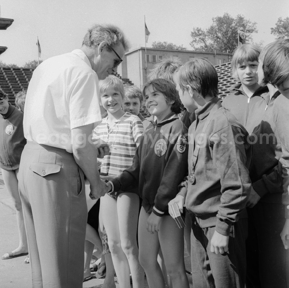 GDR image archive: Berlin - Award ceremony after a swimming competition in the Friesenstadion in the Volkspark Friedrichshain in Berlin, the former capital of the GDR, German Democratic Republic