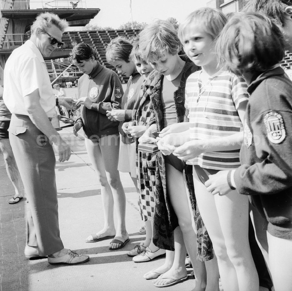 GDR photo archive: Berlin - Award ceremony after a swimming competition in the Friesenstadion in the Volkspark Friedrichshain in Berlin, the former capital of the GDR, German Democratic Republic