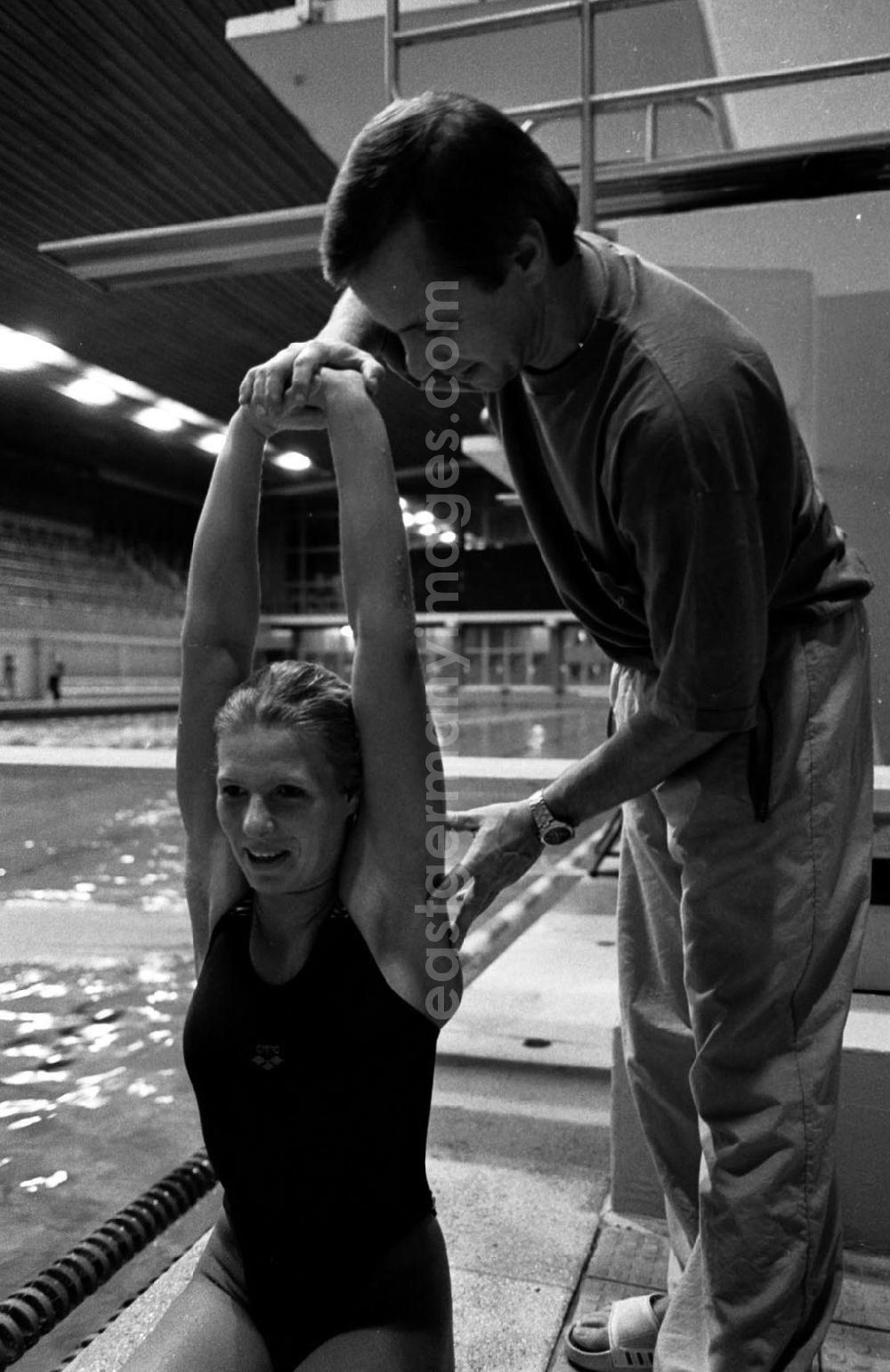 GDR picture archive: Berlin - Simone Koch mit Trainer 14.12.92