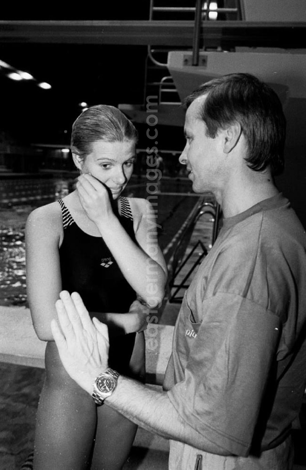 GDR image archive: Berlin - Simone Koch mit Trainer 14.12.92