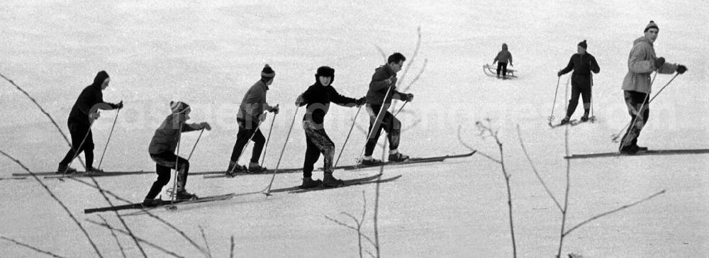 GDR image archive: Ilmenau - So schön kann der Winter sein - Studenten der Hochschule für Elektrotechnik (HfE) in Ilmenau lernen Ski fahren.