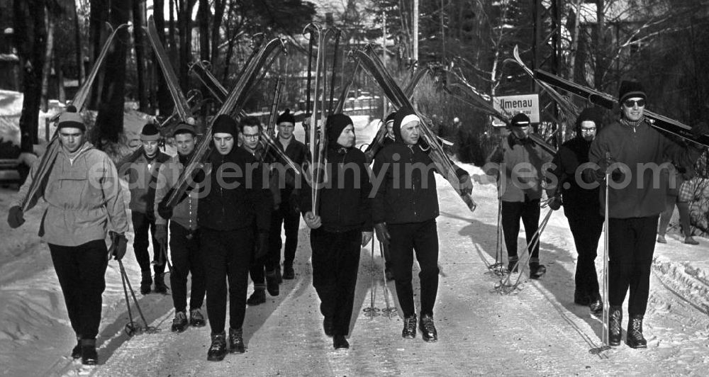 GDR picture archive: Ilmenau - So schön kann der Winter sein - Studenten der Hochschule für Elektrotechnik (HfE) in Ilmenau auf dem Weg zum Ski fahren.