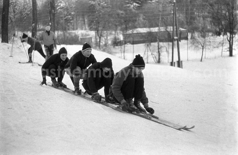 GDR photo archive: Ilmenau - So schön kann der Winter sein - Studenten der Hochschule für Elektrotechnik (HfE) in Ilmenau haben Spaß beim Ski fahren.