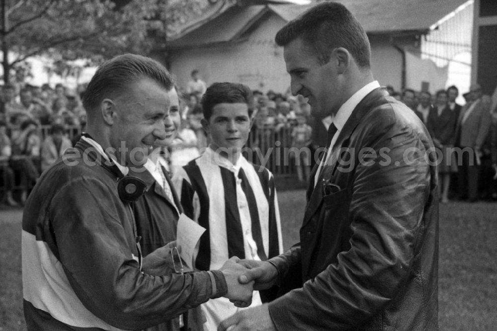 GDR picture archive: Dresden - Ski jumper Helmut Recknagel congratulates jockey Egon Czaplewski ( left ) after the victory in Dresden in the state Saxony on the territory of the former GDR, German Democratic Republic. Jockey Henrik Uecker looks on