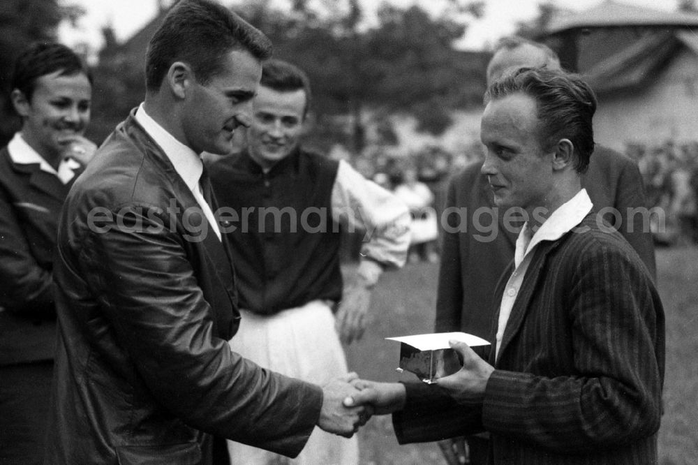 GDR picture archive: Dresden - Ski jumper Helmut Recknagel ( left ) congratulates Jockey P. Laetzsch after the win in Dresden in the state Saxony on the territory of the former GDR, German Democratic Republic
