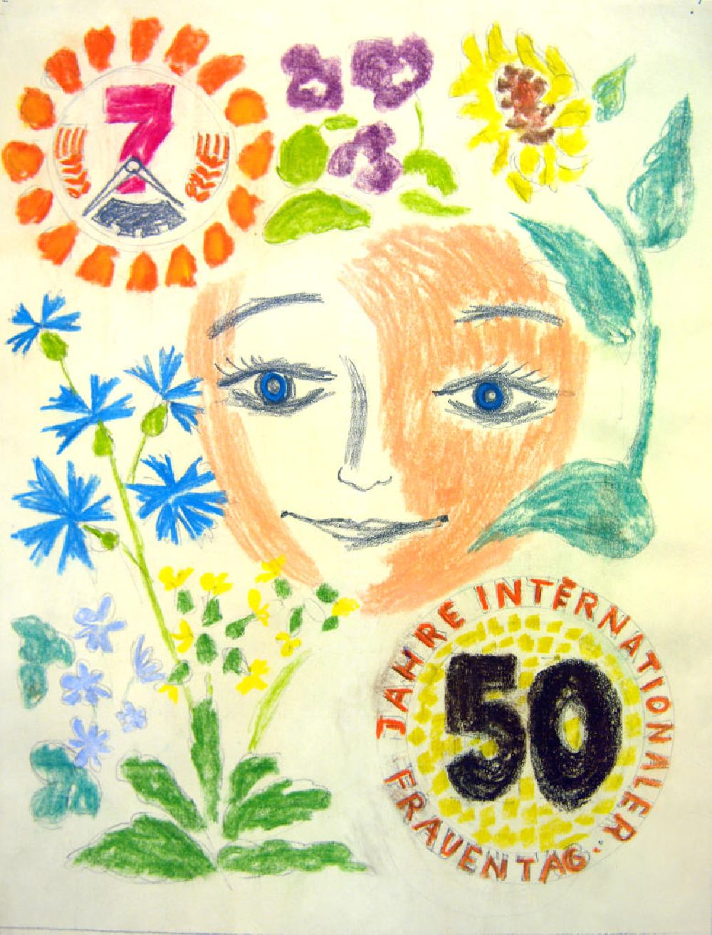 GDR photo archive: Berlin - Skizze von Herbert Sandberg Skizze 2 für DFD aus dem Jahr 1959, 30,6x39,5cm Bleistift und Kreide, handsigniert auf der Rückseite. Mittig: ein Gesicht mit blauen Augen; ringsherum: Blumen, z.B. Sonnenblume; links oben: eine Uhr mit einer 7 im Ährenkranz; rechts unten: Kreis (5
