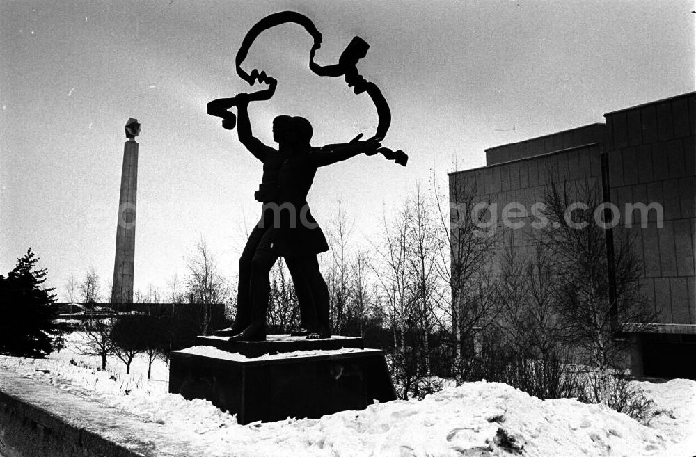 GDR image archive: Uljanowsk - Hinter der Skulptur Arbeiter und Kolchosbäuerin sieht man das Denkmal Ruhm zur Erinnerung an die gefallenen Soldaten im 2. Weltkrieg. (