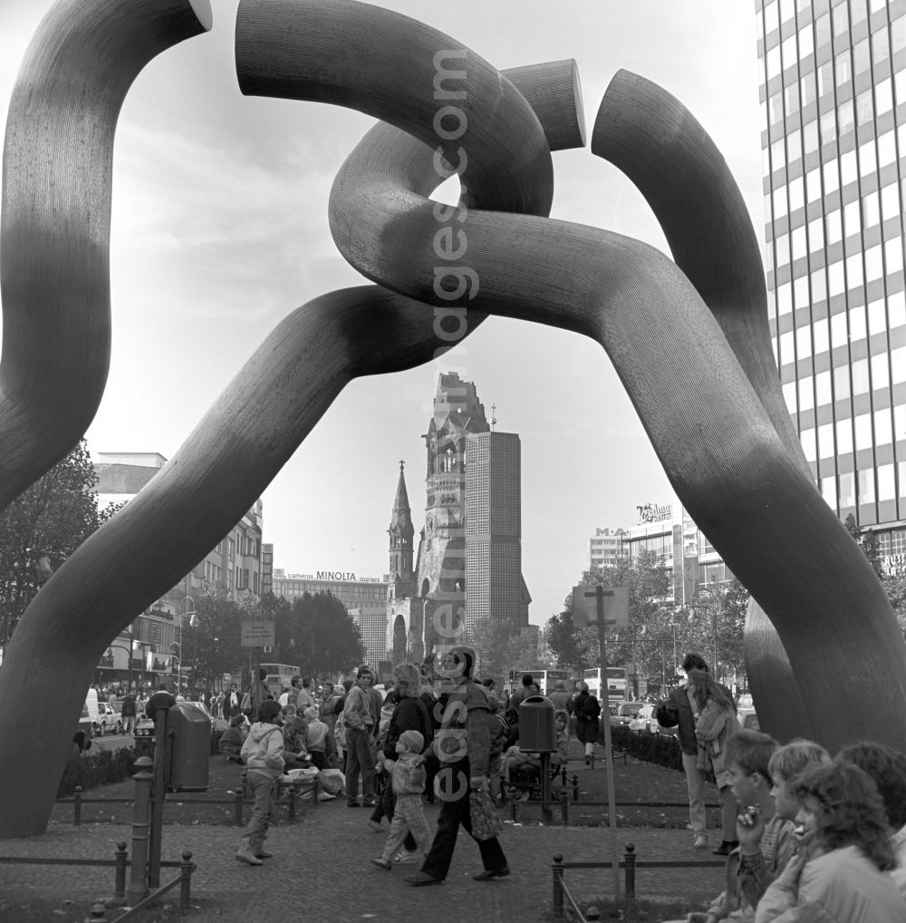 GDR photo archive: Berlin - Charlottenburg - The sculpture Berlin by brigitte and Martin Matschinsky-Denninghoff is on the median strip of the Tauentziehn in Berlin - Charlottenburg. It represents the division of Berlin. In the background the Kaiser Wilhelm Memorial Church