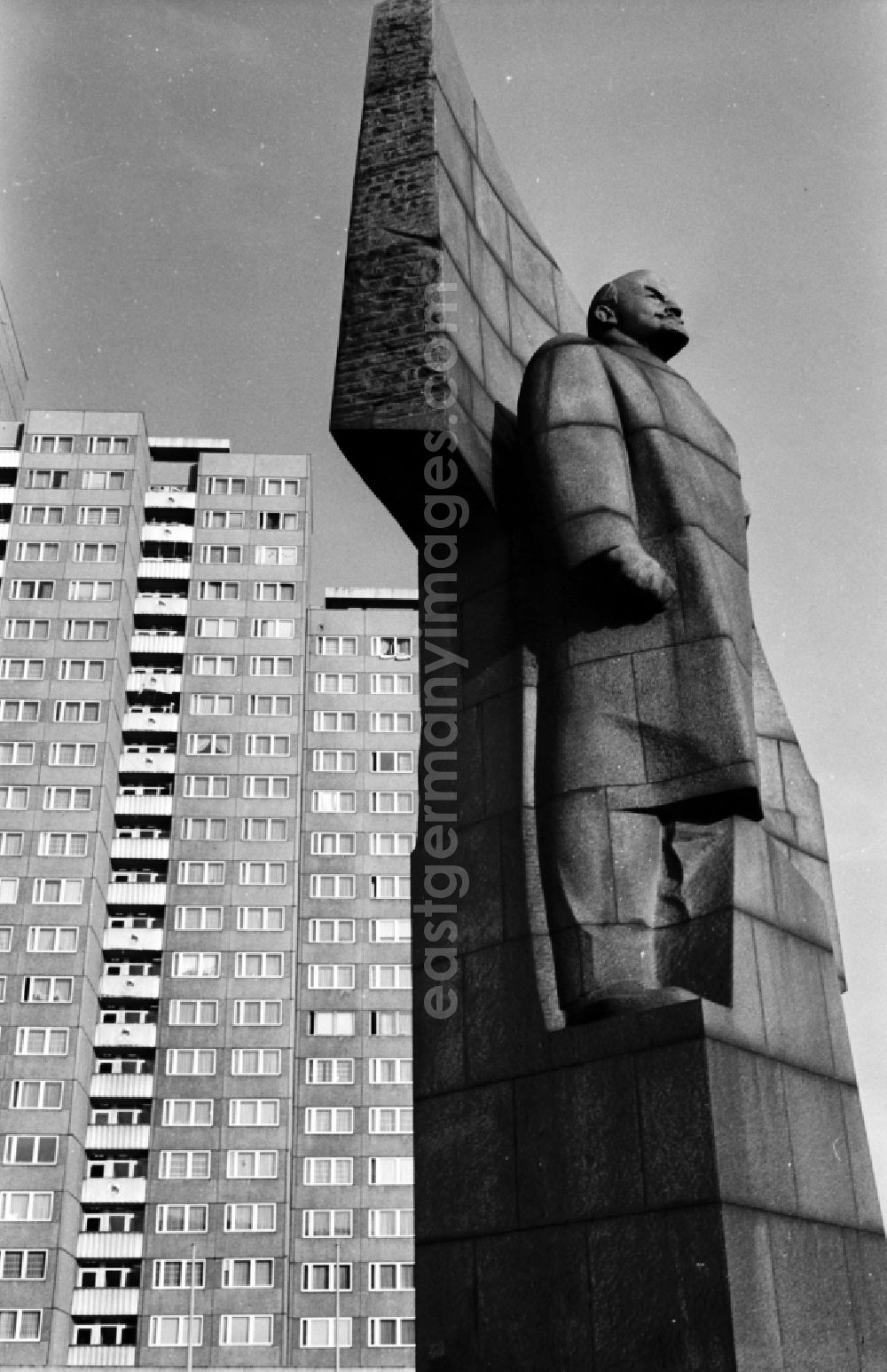 GDR photo archive: Berlin - Sculpture of the Lenin - monument by the Soviet-Russian sculptor Nikolai Tomsky on Leninplatz - today the United Nations Square in the district of Friedrichshain in Berlin East Berlin on the territory of the former GDR, German Democratic Republic