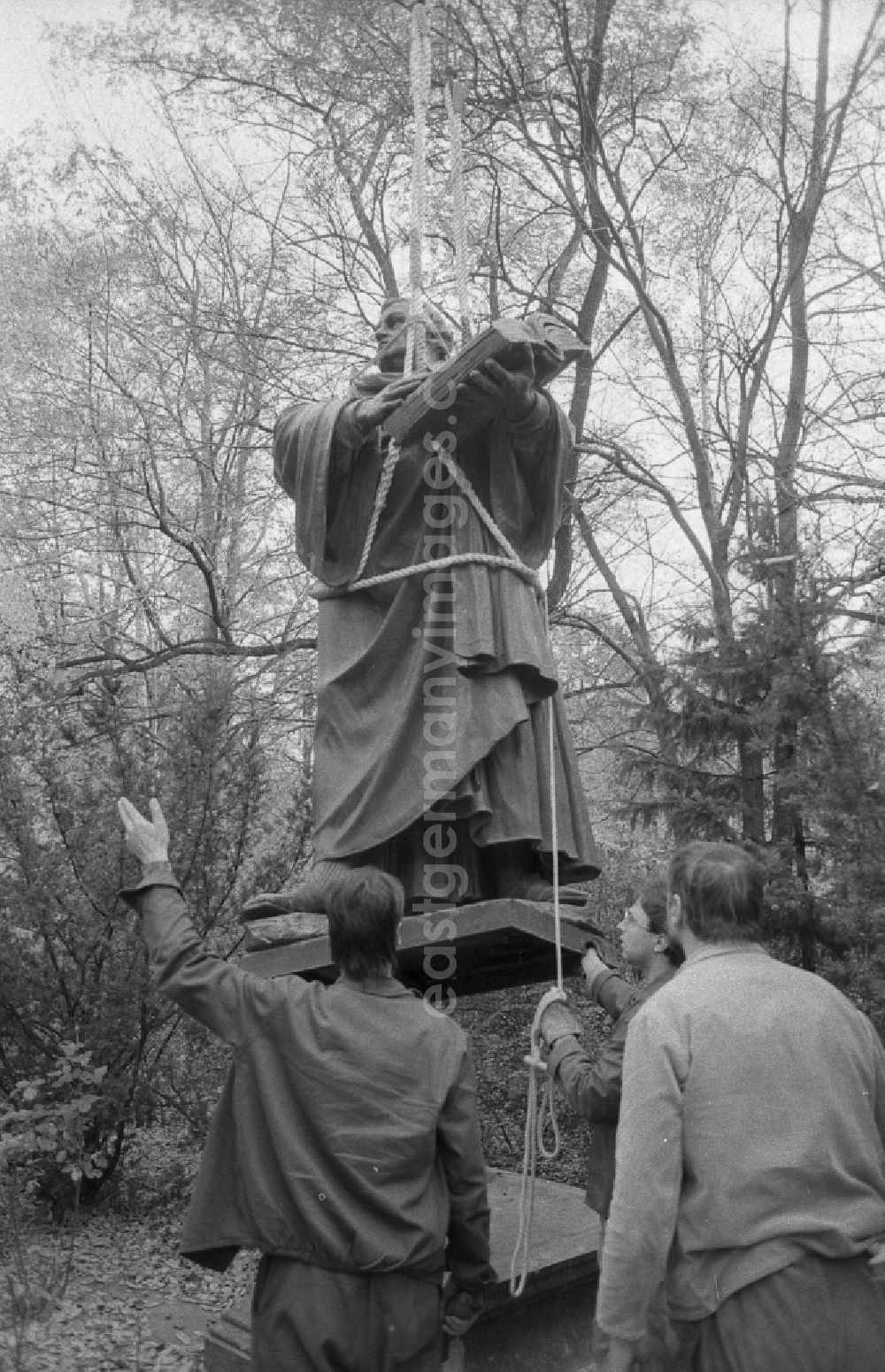 GDR photo archive: Berlin - Sculpture of the Martin Luther Monument during the re-erection on Karl-Liebknecht-Strasse in the Mitte district of East Berlin in the area of the former GDR, German Democratic Republic