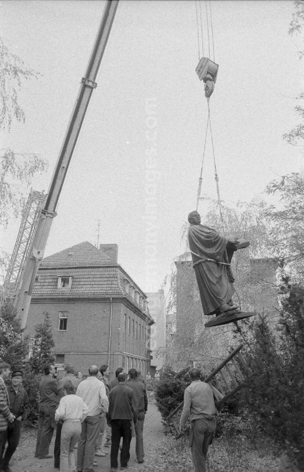 GDR picture archive: Berlin - Sculpture of the Martin Luther Monument during the re-erection on Karl-Liebknecht-Strasse in the Mitte district of East Berlin in the area of the former GDR, German Democratic Republic