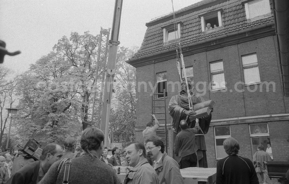 GDR photo archive: Berlin - Sculpture of the Martin Luther Monument during the re-erection on Karl-Liebknecht-Strasse in the Mitte district of East Berlin in the area of the former GDR, German Democratic Republic