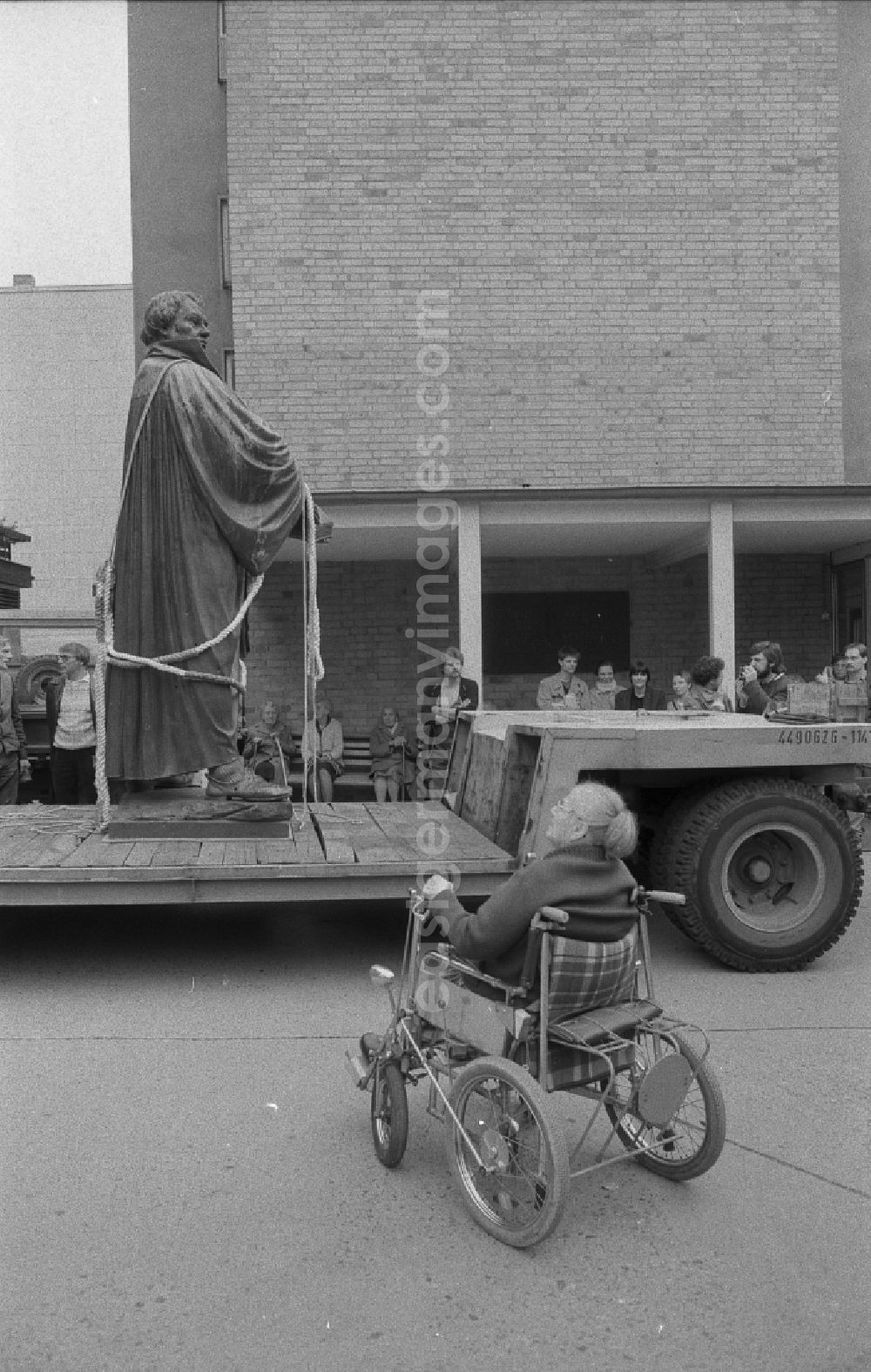 GDR picture archive: Berlin - Sculpture of the Martin Luther Monument during the re-erection on Karl-Liebknecht-Strasse in the Mitte district of East Berlin in the area of the former GDR, German Democratic Republic