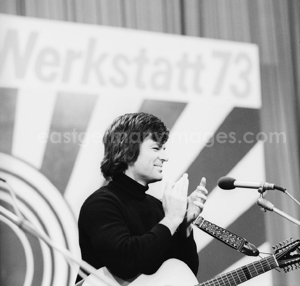 GDR image archive: Berlin - Singer Dean Reed with guitar on the final concert of the Werktatt 73 FDJ-singing clubs in the movie theater Kosmos in Berlin-Friedrichshain