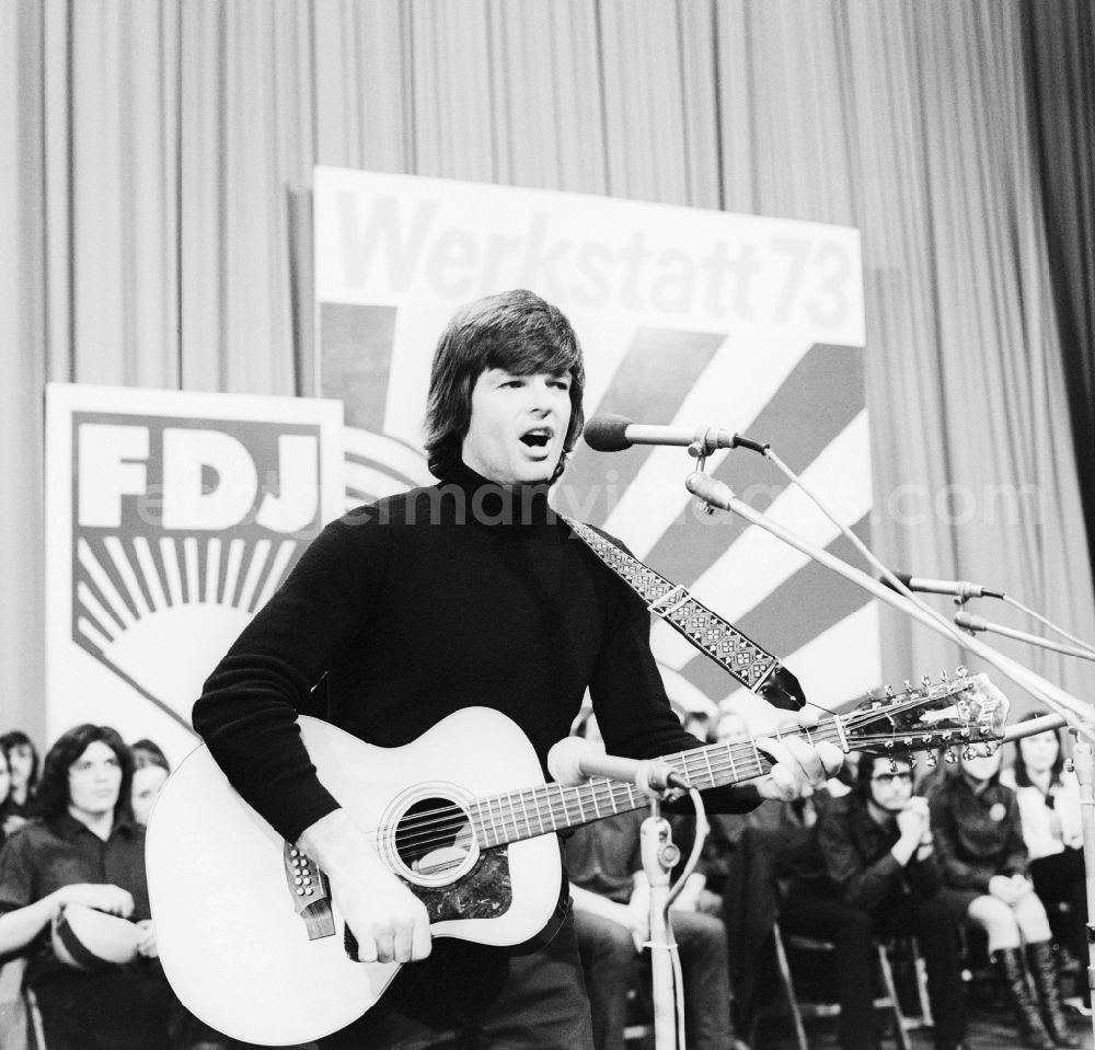 GDR picture archive: Berlin - Singer Dean Reed sings with guitar on the final concert of the Werktatt 73 FDJ-singing clubs in the movie theater Kosmos in Berlin-Friedrichshain