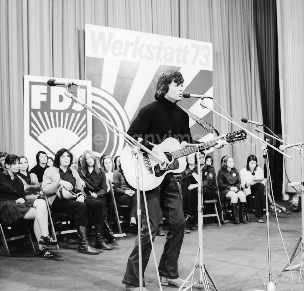 Berlin: Singer Dean Reed sings with guitar on the final concert of the Werktatt 73 FDJ-singing clubs in the movie theater Kosmos in Berlin-Friedrichshain