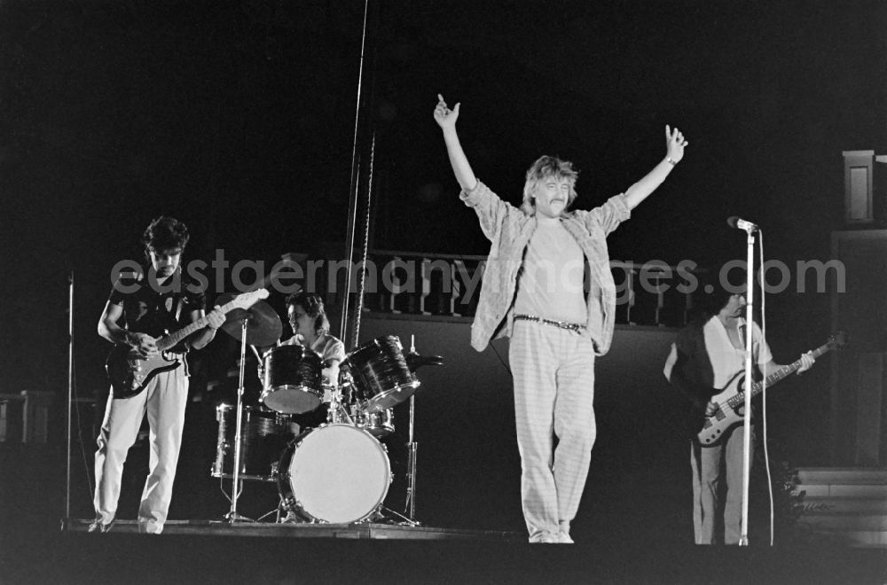 GDR picture archive: Magdeburg - Portrait of the singer and musician Dieter Birr - frontman of the group Phudys at a concert for the opening event of the 21st Workers' Festival on the Domplatz in Magdeburg in the state of Saxony-Anhalt in the area of ​​the former GDR, German Democratic Republic