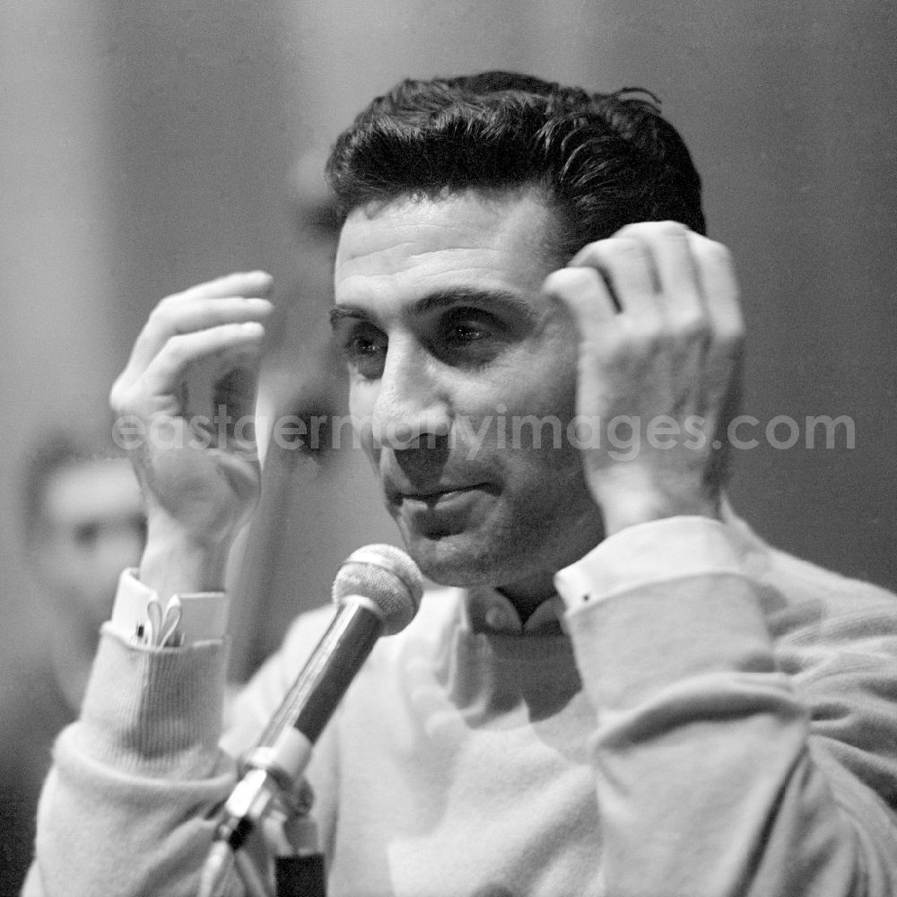 GDR picture archive: Berlin - Portrait shot of the singer Gilbert Bécaud in Berlin, the former capital of the GDR, German Democratic Republic